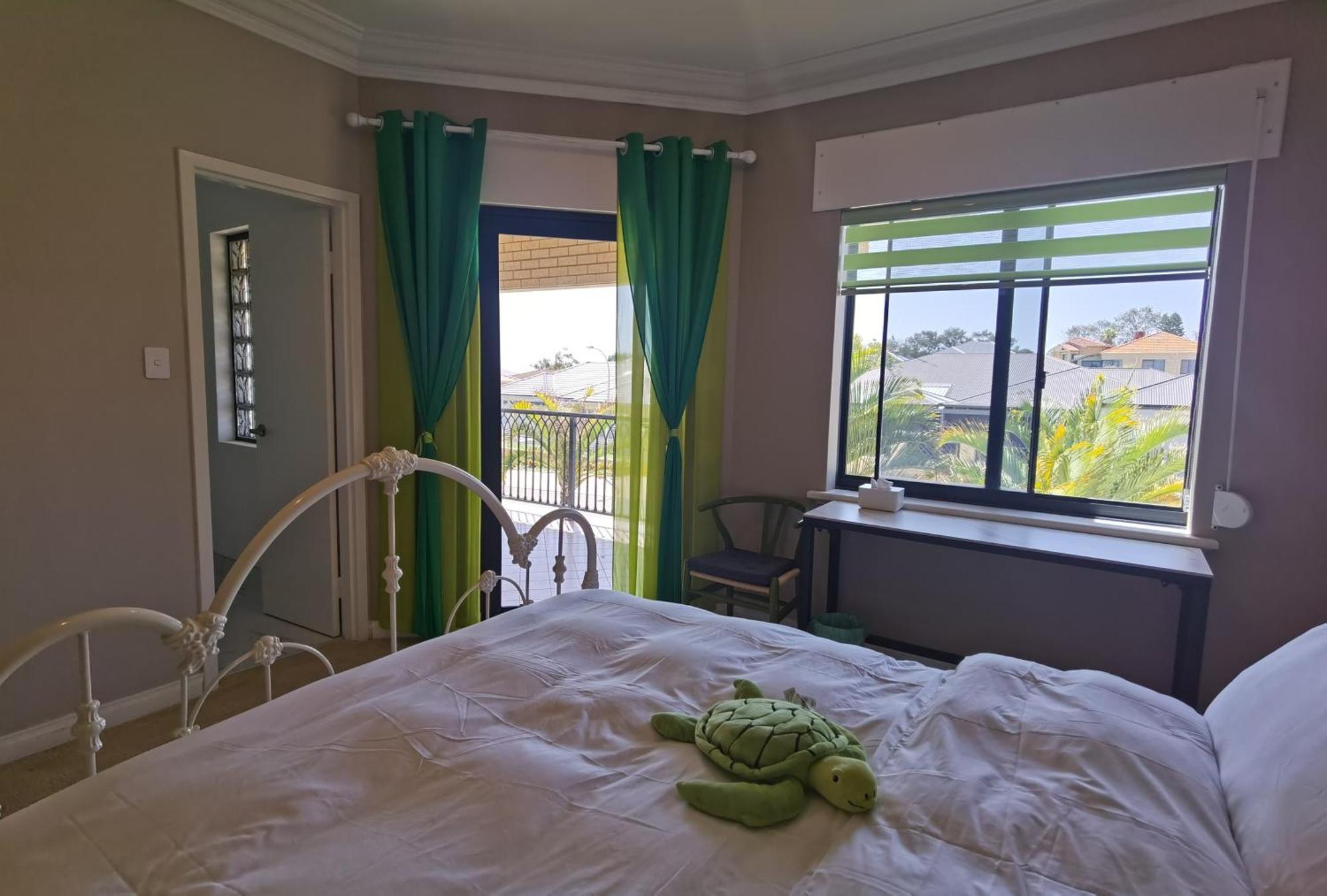 Sunny Ocean View Retreat Apartment Пърт Екстериор снимка